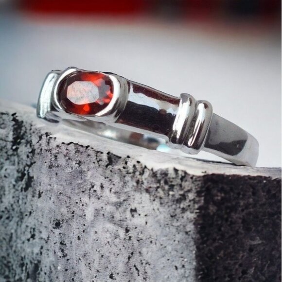 Sterling Silver 925 Petite Garnet Birthstone Ring - Oval Cut Stone - Size 5 - Picture 1 of 9